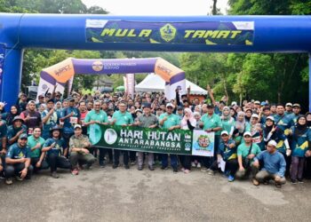 RAZALI Idris (tengah) ketika menyempurnakan Program Mount Berembun Climbathon Challenge 2025 dan Hari Hutan Antarabangsa di Taman Eko Rimba Chemerong di Dungun, Terengganu. - UTUSAN/PUQTRA HAIRRY