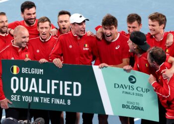 Pemain dan pegawai dari Belgium meraikan kejayaan selepas mengalahkan Australia 3-2 dalam perlawanan tenis pusingan kedua kelayakan Piala Davis di Arena Ken Rosewall di Sydney hari ini. - AFP
