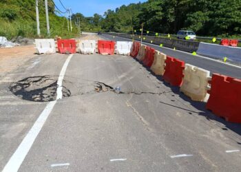 JABATAN Kerja Raya melaksanakan Pelan Pengurusan Trafik (TMP) di Kilometer 78 Jalan Gua Musang-Lojing berhampiran Kampung Jekjok, Pos Brooke, Gua Musang, Kelantan. - UTUSAN/HSAN JKR