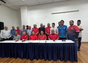 WAN Saiful Wan Jan (duduk, tiga dari kiri) ketiga sidang akhbar Ahli Majlis Tertinggi Bersatu di Rumah Kelab Persatuan Alumni Universiti Malaya (UM), di sini hari ini.