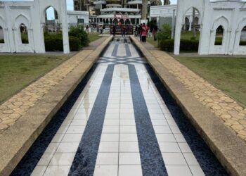 KEADAAN kolam air dan kawasan persekitaran Masjid Kristal, Kuala Terengganu, Terengganu yang sudah dibersihkan. - UTUSAN / PUQTRA HAIRRY