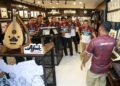 PEMAIN Perak Bison ketika sesi bertemu peminat di kilang syarikat Afiat di Kuala Kangsar hari ini. - UTUSAN/MUHAMAD NAZREEN SYAH MUSTHAFA