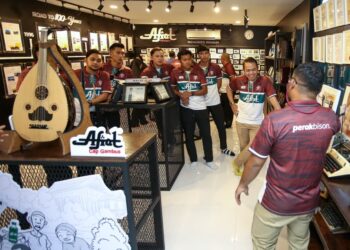 PEMAIN Perak Bison ketika sesi bertemu peminat di kilang syarikat Afiat di Kuala Kangsar hari ini. - UTUSAN/MUHAMAD NAZREEN SYAH MUSTHAFA