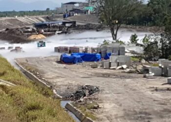 KEADAAN kebocoran paip gas di Tapak Projek Laluan Rel Pantai Timur Seksyen 5 di Kerteh, Kemaman, Terengganu.