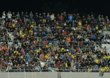 RIBUAN penyokong menyaksikan perlawanan Perlis GSA FC menentang JDT II dalam saingan Liga A1 Semi Pro di Stadium Tuanku Syed Putra, Kangar, Perlis baru-baru ini. - UTUSAN/IZLIZAN OTHMAN