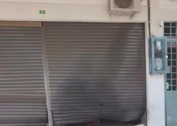KEADAAN kedai yang rosak akibat diletakkan bahan letupan di Panorama Lapangan Perdana, Ipoh semalam.