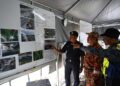 MOHD. Razi Rosli (kiri) bersama Mohd. Khairi Mat Resad (tengah) meneliti carta lokasi kebocoran gas butana di Pos Kawalan Tempat Kejadian (PKTK), Kerteh, Kemaman, Terengganu. - UTUSAN / NIK NUR IZZATUL HAZWANI NIK ADNAN
