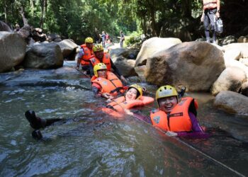 PENGAMAL media menjalani latihan asas menyelamat di air menerusi Program Kolaborasi Gabungan Kelab Media Malaysia (GKMM) bersama Bomba di Hutan Lipur Sekayu, Kuala Berang, Terengganu. -UTUSAN/PUQTRA HAIRRY