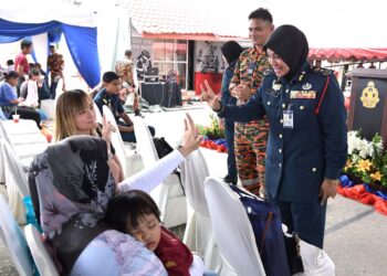 SAYANI Saidon menggunakan bahasa isyarat ketika beramah mesra bersama pengunjung pada Kempen Kesedaran Kebakaran bersama Komuniti Pekak di Balai Bomba dan Penyelamat Teluk Intan, hari ini. - UTUSAN/ZULFACHRI ZULKIFLI