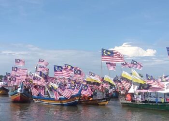 PESERTA yang menyertai pertandingan bot berhias sempena sambutan Hari Malaysia di perairan  Sungai Kerang di Bukit Gantang hari ini. - UTUSAN/WAT KAMAL ABAS
