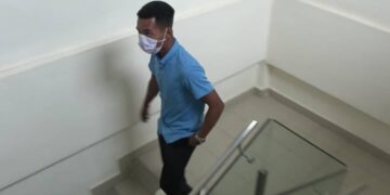 AZRIE Yazid ketika hadir ke Mahkamah Majistret Besut, Terengganu. - UTUSAN / WAN ZURATIKAH IFFAH WAN ZULKIFLI