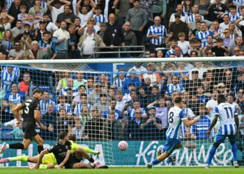 Pemain tengah Jerman Brighton Brajan Gruda (tengah) menjaringkan gol kedua mereka semasa perlawanan bola sepak Liga Perdana Inggeris (EPL) antara Brighton dan Hove Albion dan Manchester City di Stadium AMEX di Brighton hari ini. - AFP