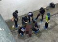 BEBERAPA anggota polis termasuk dari unit forensik dilihat berada di lokasi kejadian di mana seorang remaja perempuan dijumpai terbaring berlumuran darah di sebuah pangsapuri di Paya Terubong, George Town, Pulau Pinang malam tadi.