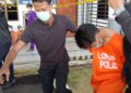 SUSPEK berusia 29 tahun yang direman bagi membantu siasatan kes bunuh wanita dan peniaga telefon bimbit di Kompleks Mahkamah Sungai Petani, hari ini.