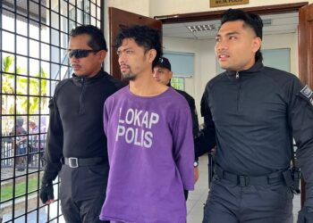 MOHAMAD Amirul Airie Mohamad  semasa dibawa polis menghadiri prosiding perbicaraan di Mahkamah Sesyen Gua Musang, Kelantan. - UTUSAN/AIMUNI TUAN LAH