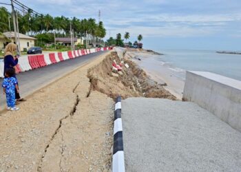 KEADAAN terkini struktur benteng baharu yang siap dibina telah runtuh kembali malam tadi di Jalan Pantai Batu Rakit, Kuala Nerus, Terengganu. -UTUSAN/PUQTRA HAIRRY