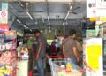 ORANG memenuhi sebuah pasar raya bagi menebus SARA di Arau, Perlis.-UTUSAN/MOHD. HAFIZ ABD. MUTALIB