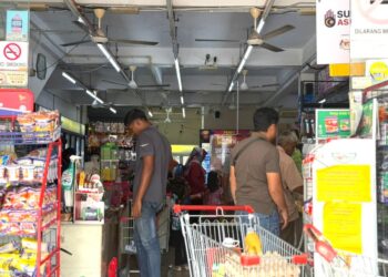 ORANG memenuhi sebuah pasar raya bagi menebus SARA di Arau, Perlis.-UTUSAN/MOHD. HAFIZ ABD. MUTALIB