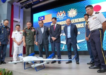 MOHAMED Khaled Nordin dalam majlis sesi penyerahan di Auditorium Binary, Kompleks Haigate ATM.
