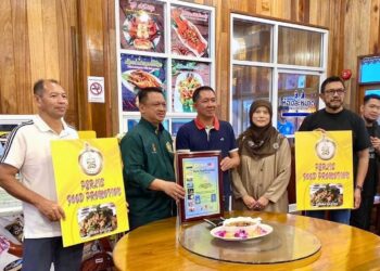 TUANKU Syed Faizuddin Putra Jamalullail (dua dari kiri) berkenan melancarkan Promosi Makanan Perlis di Restoran Tainam Halal Seafood, Hatyai, Thailand.-UTUSAN