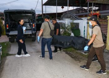 ANGGOTA polis mengangkat mayat wanita dipercayai dibunuh ke dalam trak dalam kejadian di Chemor di Ipoh hari ini. - UTUSAN/MUHAMAD NAZREEN SYAH MUSTHAFA