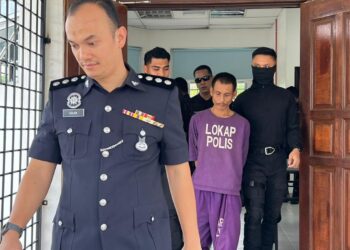 MG. Zaw semasa dibawa  polis untuk menghadiri prosiding perbicaraan di Mahkamah Majistret Gua Musang, Kelantan. - UTUSAN/AIMUNI TUAN LAH