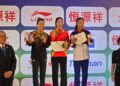 Tan Cheong Min (kiri) dengan pingat perak bersama atlet China, Zhang Yaling (tengah) serta pemenang pingat gangsa dari Taiwan, Chao Tang Hsun pada Kejohanan Wushu Dunia di Brasilia, Brazil, hari ini. - IHSAN PERSEKUTUAN WUSHU MALAYSIA
