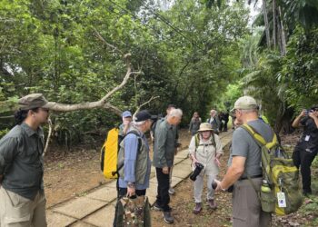 Sebastian beramah mesra dengan pengunjung di Taman Negara Bako ketika hadir bagi merasmikan Kursus Latihan Pemandu Taman, hari ini.