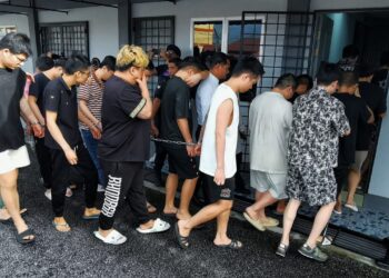 Seramai 36 individu warganegara China dihadapkan ke Mahkamah Majistret, di sini, atas pertuduhan melakukan pakat tipu pelaburan membabitkan rakyat negara yang sama dengan beroperasi di sebuah homestay di pantai peranginan ini, bulan lalu. FOTO/ MOHD SHAHJEHAN MAAMIN
