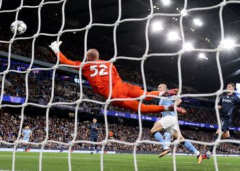 PENYERANG Manchester City Erling Haaland (tengah) menjaringkan gol ketika membantu pasukannya menewaskan Napoli 2-0 di Stadium Etihad, semalam. - AFP