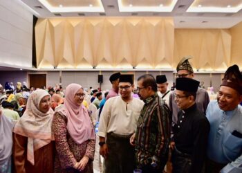 ADNAN Mat (tiga dari kanan) beramah mesra bersama kakitangan awam pada Majlis Makan Malam Apresiasi CUEPACS Terengganu 2025 di Paya Bunga Hotel, Kuala Terengganu, Terengganu. - UTUSAN/PUQTRA HAIRRY