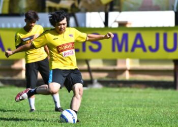KARNIVAL Sepakan Penalti Hari Malaysia bagi merebut Piala YB Senator Azahar Hassan di padang Majlis Perbandaran Kangar (MPK) berlangsung meriah dengan penyertaan lebih 80 pasukan dari seluruh negara.-UTUSAN