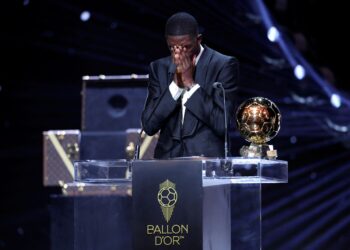 OUSMANE Dembele tidak dapat menahan sebak selepas dinobatkan sebagai pemenang Ballon d'Or di Paris semalam. - AFP
