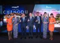 PENGARAH Urusan Kumpulan Malaysia Aviation Group (MAG) Datuk Izham Ismail (tengah) ketika gimik pelancaran pada majlis pengumuman perluasan rangkaian Malaysia Aviation Group di Pusat Dagangan dan Pameran Antarabangsa (MITEC) Kuala Lumpur semalam. UTUSAN/SYAKIR RADIN