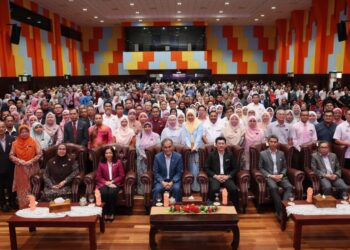 DR. Dzulkefly Ahmad (duduk, empat dari  kanan) bergambar bersama kira-kira 900 penjawat awam selepas Program Intan Minister's Conversation Reformasi Pembiayaan Kesihatan di Intan Wilayah Timur, di Kemaman, Terengganu. - UTUSAN/NIK NUR IZZATUL HAZWANI NIK ADNAN