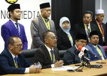 ZAINOL Fadzi Paharudin (depan dua dari kiri) dalam sidang akhbar pada Sidang DUN Perak di Bangunan Perak Darul Ridzuan di Ipoh. - UTUSAN/MUHAMAD NAZREEN SYAH MUSTHAFA