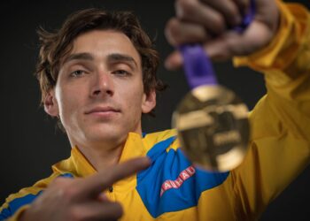 ATLET lompat galah Sweeden, Armand Duplantis mempamerkan pingat emas yang dimenanginya di Kejohanan Olahraga Dunia di Tokyo, baru-baru ini. - AFP