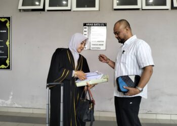 AHMAD Shah Rizal Ibrahim (kanan) bersama peguamnya di Mahkamah Tinggi Syariah Kota Bharu, Kelantan.  - UTUSAN/FOTO ROHANA ISMAIL