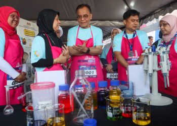 DR. Dzulkefly Ahmad (tengah) ketika melawat pameran keselamatan makanan pada program Apron Walk sempena Sambutan Hari Keselamatan Makanan Sedunia Peringkat Kebangsaan 2025 di Batu Kawan, Pulau Pinang hari ini.-UTUSAN/DANIAL SAAD