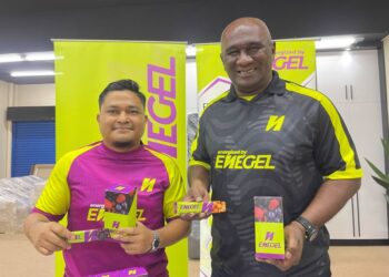 NAIM Jaafar (kiri) dan Zainal Abidin Hassan Mohd. Ali menunjukkan produk gel tenaga, Enegel keluaran syarikat 
mereka.
