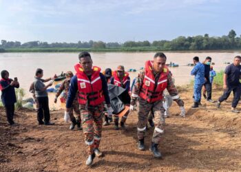 ANGGOTA Jabatan Bomba dan Penyelamat Malaysia (JBPM) membawa mayat mangsa yang lemas ketika mencari etak bersama keluarga di Sungai Pahang dekat Bukit Kenau di Pekan, Pahang.