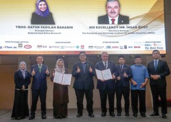 AHMAD Farhan Mohd. Sadullah (tengah) bergambar selepas menyerahkan resolusi kepada penerima iaitu Penasihat Utama, Penyelidikan Dasar Halal Kebangsaan, Datuk Fadilah Baharin (tiga kiri) dan Setiausaha Agung SMIIC, Ihsan Ovut (empat kanan) pada Majlis Penutup MIHREC 2025 di Putrajaya.– UTUSAN/FAISOL MUSTAFA