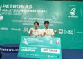 Muhammad Faiq Masawi-Lok Hong Quan merangkul gelaran antarabangsa pertama mereka selepas menjuarai Kejohanan Badminton Siri Antarabangsa Malaysia Petronas 2025 di Arena Tertutup, Kompleks Sukan Educity, Johor, hari ini. - IHSAN BAM