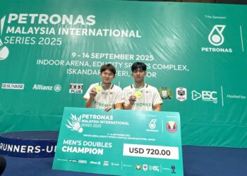 Muhammad Faiq Masawi-Lok Hong Quan merangkul gelaran antarabangsa pertama mereka selepas menjuarai Kejohanan Badminton Siri Antarabangsa Malaysia Petronas 2025 di Arena Tertutup, Kompleks Sukan Educity, Johor, hari ini. - IHSAN BAM