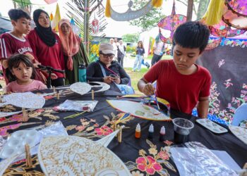 kanak -kanak yang hadir tidak melepaskan peluang mewarnakan wau yang menjadi tarikan pada Festival Budaya Malaysia 2025 di Taman Tasik Titiwangsa, Kuala Lumpur, semalam. – UTUSAN/AMIR KHALID