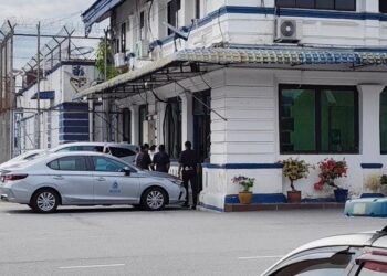 WANITA yang ditahan kerana menceroboh naik ke pentas utama dan mendekati Sultan Perak, Sultan Nazrin Muizzuddin Shah ketika Sambutan Hari Kebangsaan peringkat negeri 2025 semalam dibawa ke IPD Ipoh untuk permohonan reman hari ini. - UTUSAN