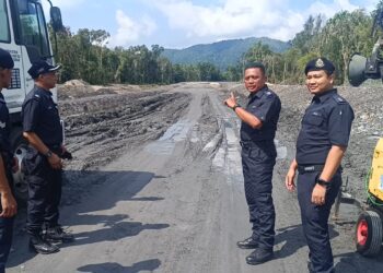 MOHD. Razi Rosli (dua dari  kanan)  meninjau keadaan lokasi kebocoran gas di Tapak Projek Laluan Rel Pantai Timur Seksyen 5, di Kerteh, Kemaman, Terengganu. -UTUSAN/NIK NUR IZZATUL HAZWANI NIK ADNAN