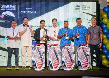 Raja Muda Selangor, Tengku Amir Shah ibni Sultan Sharafuddin Idris Shah (dua dari kiri) bersama juara WCGC Malaysia, Isyraf Widad Muhammad Ikmal Opat (tiga dari kiri) dan Muhammad Adib Ibrahim di Kota Permai Golf & Country Club di Shah Alam, semalam. - IHSAN PENGANJUR