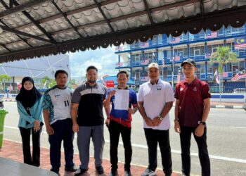 WAKIL Gabungan Pelajar Melayu Semenanjung (GPMS) Pahang membuat laporan di Ibu Pejabat Polis Kuantan semalam.