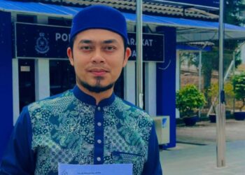 MOHD. Hafez Sabri menunjukkan laporan polis yang dibuatnya berkaitan sebaran tangkap layar hantaran di Facebook miliknya yang didakwa dimanipulasi pihak yang tidak bertanggungjawab. - UTUSAN